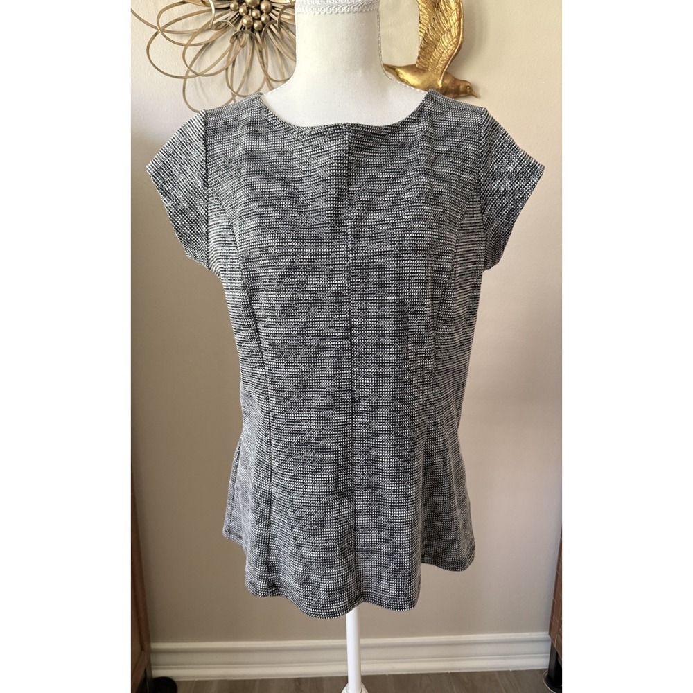 Tahari Womens L Black White Textured Knit Peplum Top Cap Sleeve Career Blouse